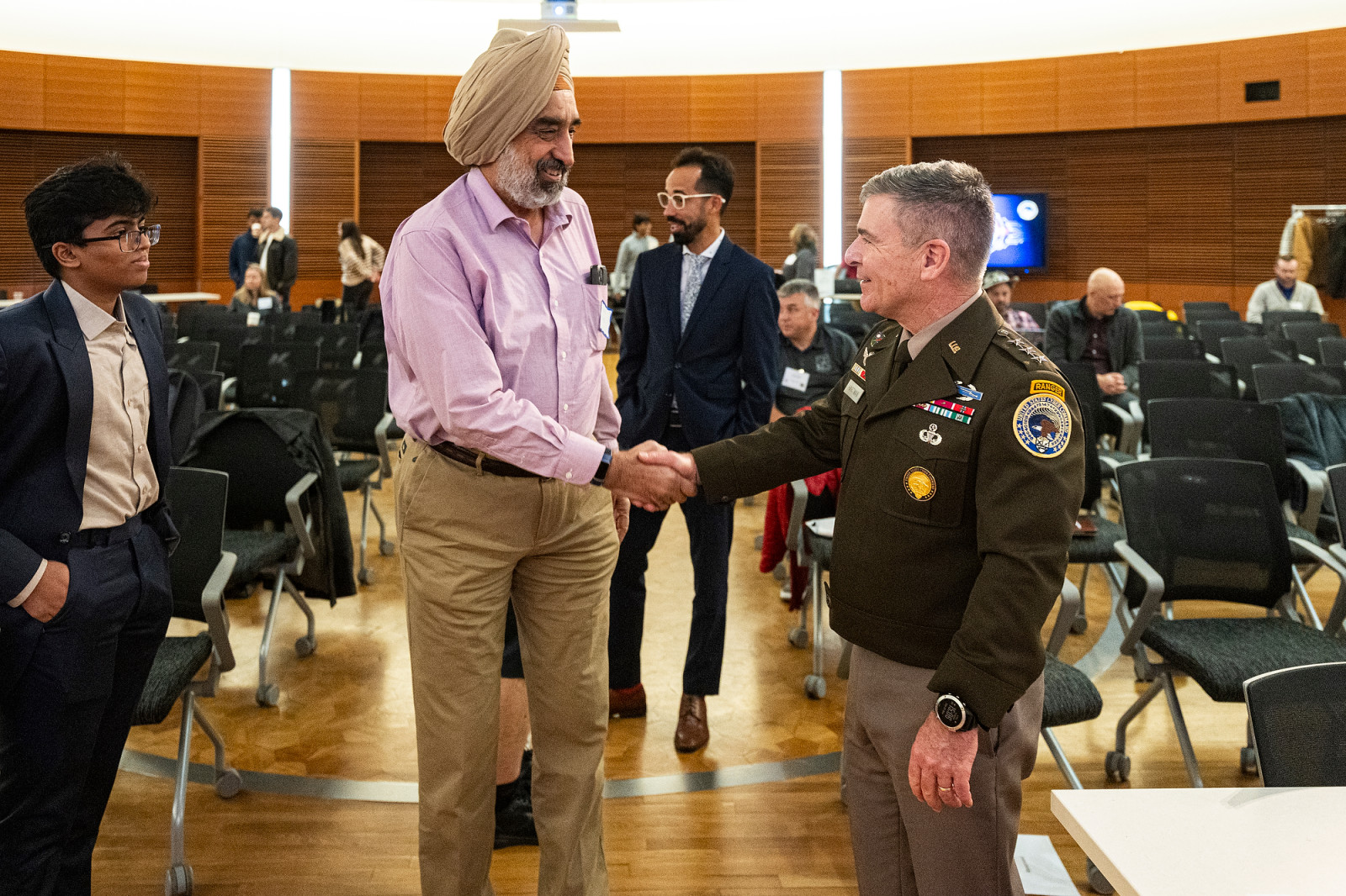 A man in a U.S. Army uniform shakes hands with a UW–Madison professor.
